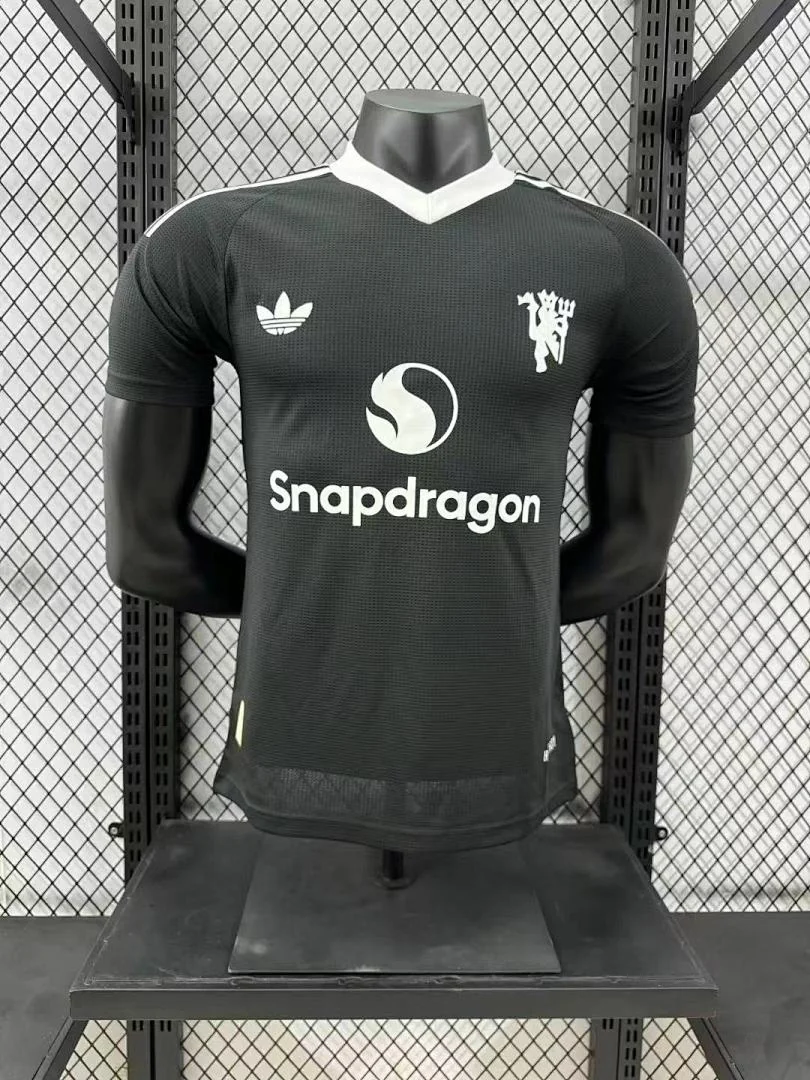 2425 Manchester United Goalkeeper Kit S-2XL - view 1