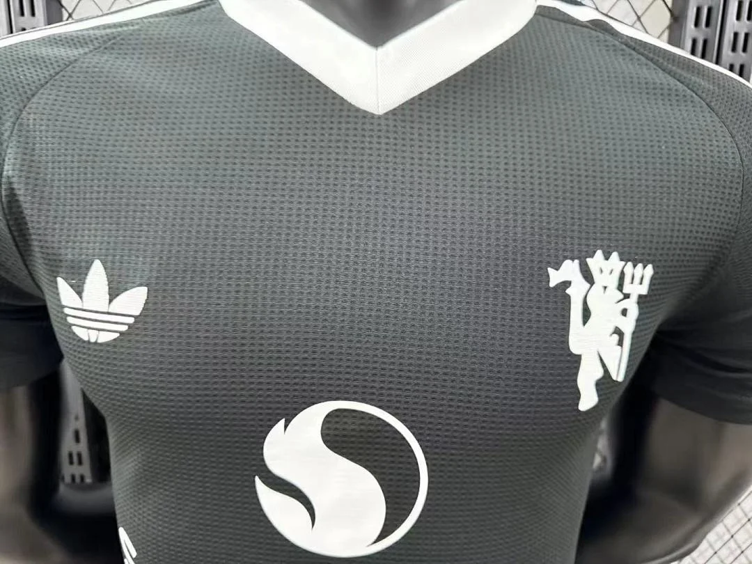 2425 Manchester United Goalkeeper Kit S-2XL - view 3