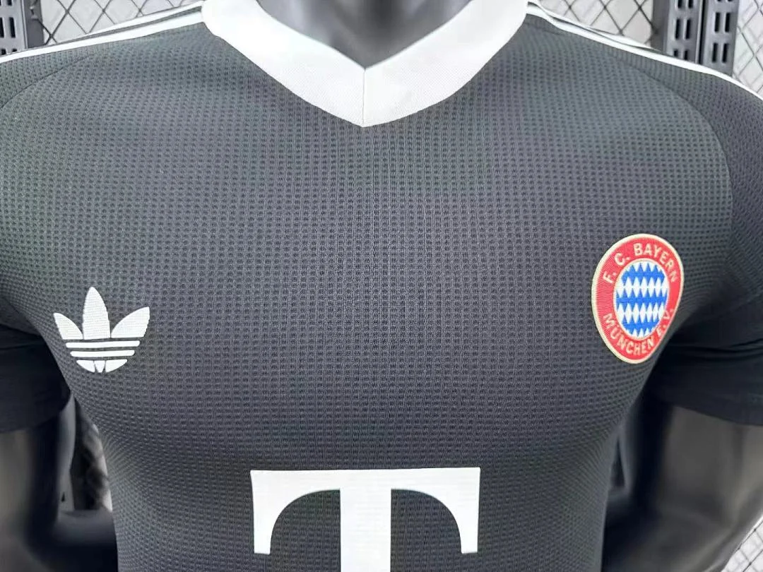 2425 Bayern Munich Goalkeeper Kit S-2XL - view 3