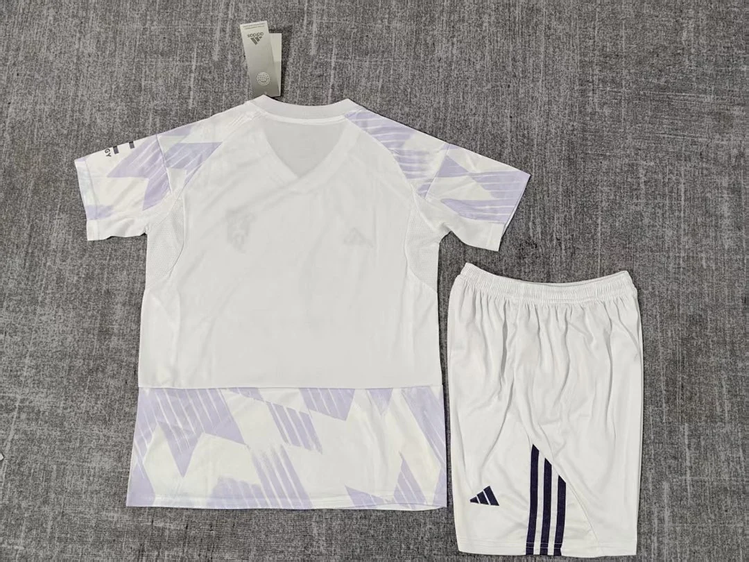 25-26 Manchester United Away - view 2