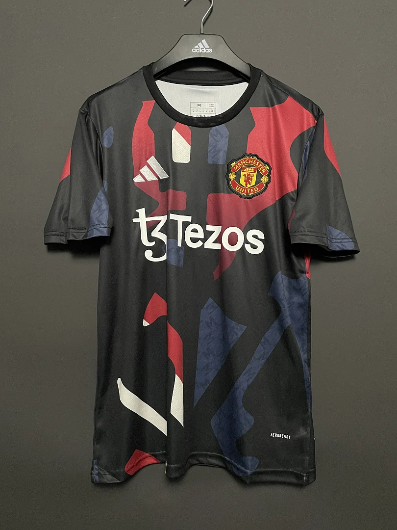 24 Manchester United Training Kit - view 1